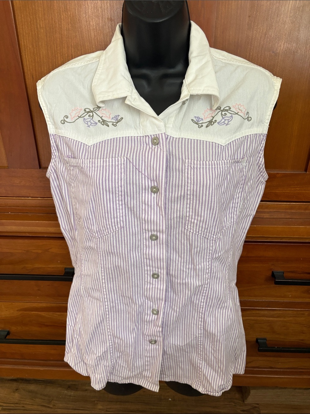 Wrangler vintage silver lake  Sleeveless Button-Down Western embroidered top